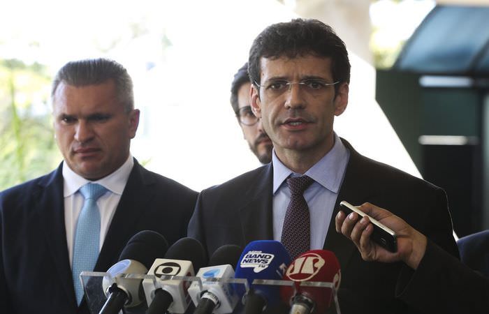 'Há praias limpas com total condição de uso', afirma Ministro