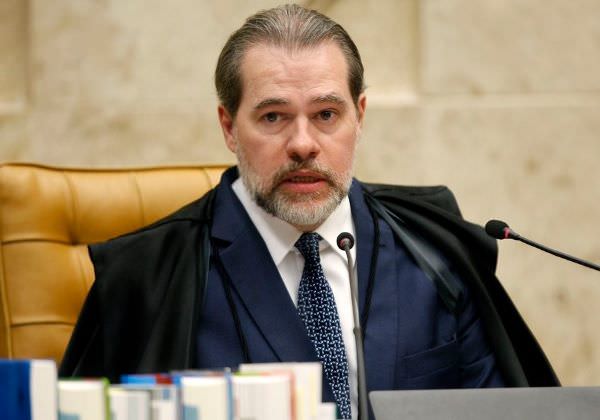 Em sessão tensa, Dias Toffoli pede respeito ao ministro Barroso