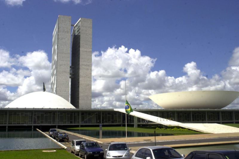 Relator do Orçamento tira R$ 26 bi de seguro-desemprego e Previdência para bancar obras
