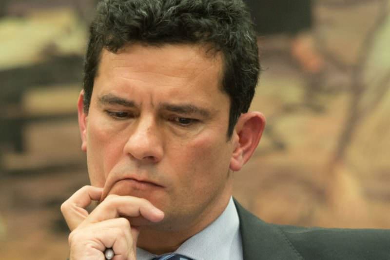 Imagem colorida mostra Sérgio Moro pensativo