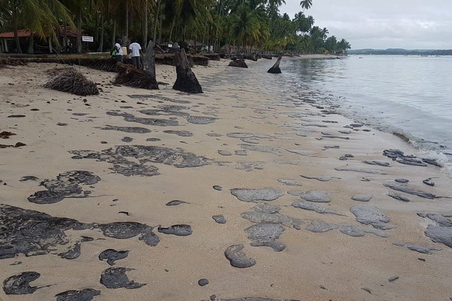 Após óleo em praias, governo suspende pesca no litoral nordestino