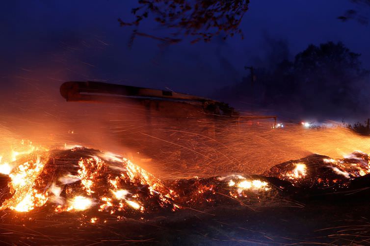 Incêndios florestais avançam na Califórnia e aulas são suspensas