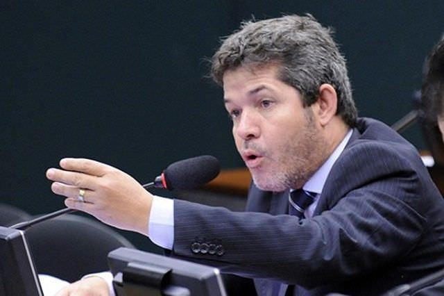 Delegado Waldir permanecerá como líder do PSL na Câmara