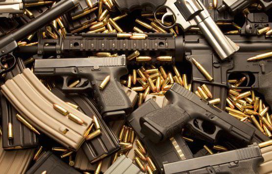 Dupla escondia arsenal de armas no teto de casa em Manaus