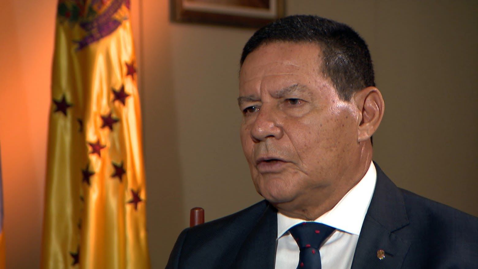 Caso Queiroz é 'quase um troco' e tem 'pouca importância', diz Mourão