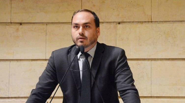 Carlos assume autoria de postagem em perfil de Bolsonaro