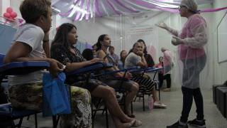 Mulheres participam de ação de cidadania em alusão ao Outubro Rosa