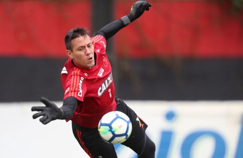 Com entorse no joelho, Diego Alves vai desfalcar Flamengo contra o Goiás