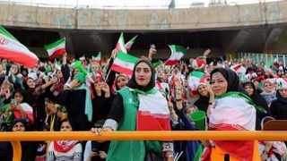 Após 38 anos, quatro mil mulheres assistem ao jogo da selação do Irã