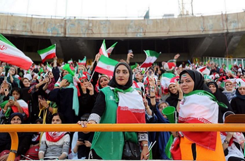 Após 38 anos, quatro mil mulheres assistem ao jogo da selação do Irã
