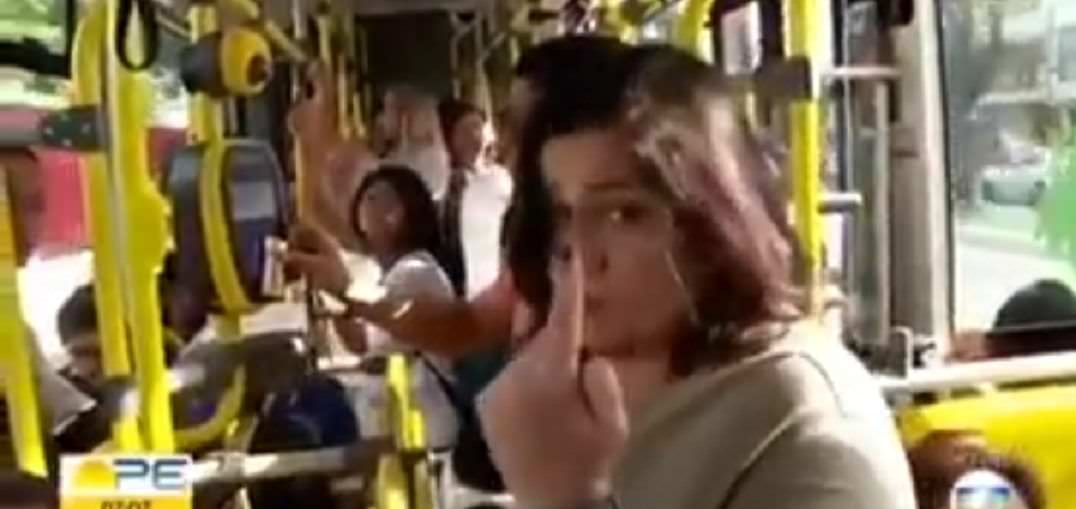 Sem crédito, repórter da Globo não consegue embarcar em ônibus