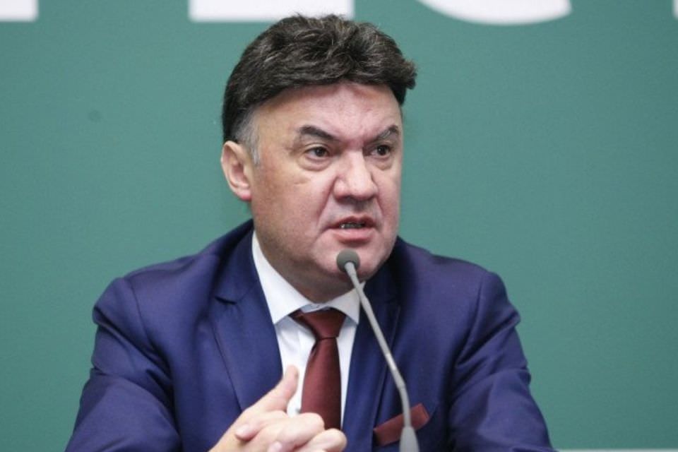 Após racismo e pressão política, presidente de federação búlgara renuncia