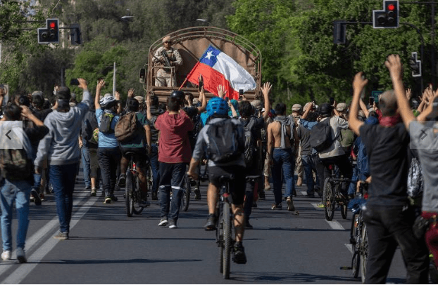 Protestos no Chile somam 15 mortos e 2,6 mil pessoas detidas
