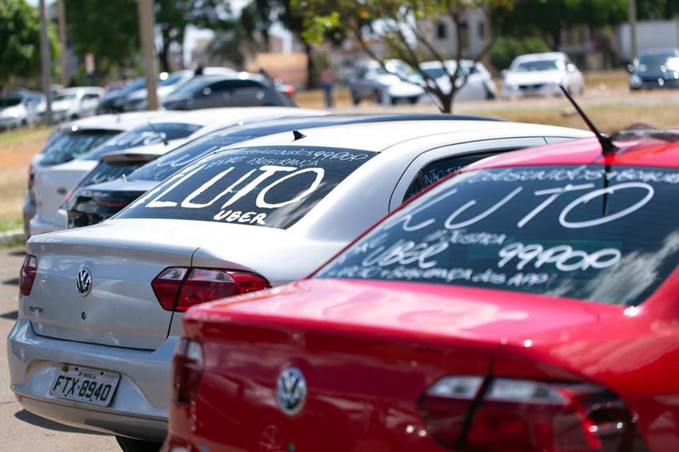 Motoristas de apps fazem carreata em nome de amigos assassinados