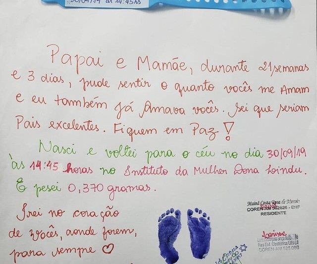 Enfermeiros entregam cartas aos pais que perderam filhos