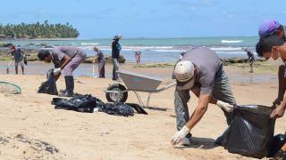Detentos do sistema prisional ajudam a retirar óleo das praias