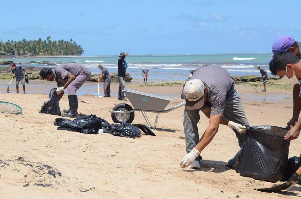 Detentos do sistema prisional ajudam a retirar óleo das praias