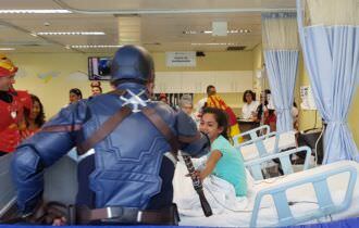 Heróis e princesas visitam pacientes infantis em hospitais de Manaus