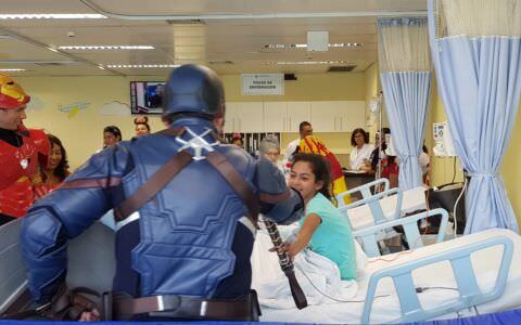 Heróis e princesas visitam pacientes infantis em hospitais de Manaus