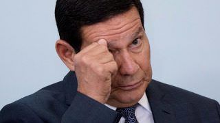 “Nem a Nasa é capaz de detectar”, diz Mourão sobre óleo em praias