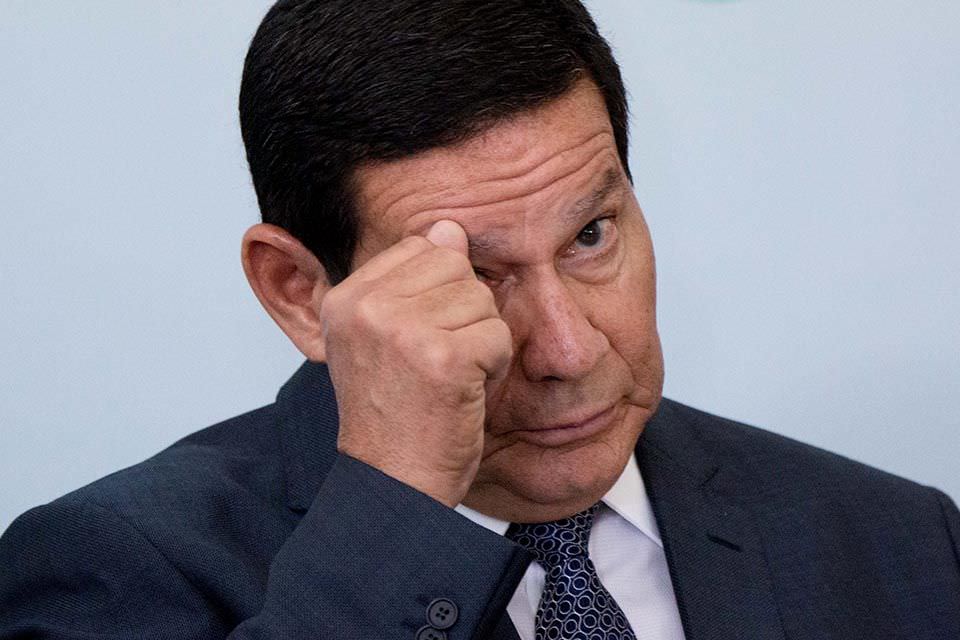 “Nem a Nasa é capaz de detectar”, diz Mourão sobre óleo em praias