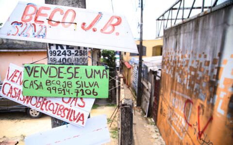 Moradores colocam casas à venda em beco em que 17 morreram