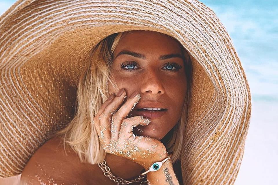 Giovanna Ewbank posta foto abraçada com Bless e famosos reagem