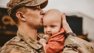 Pura emoção: pai militar vê filho de seis meses pela primeira vez