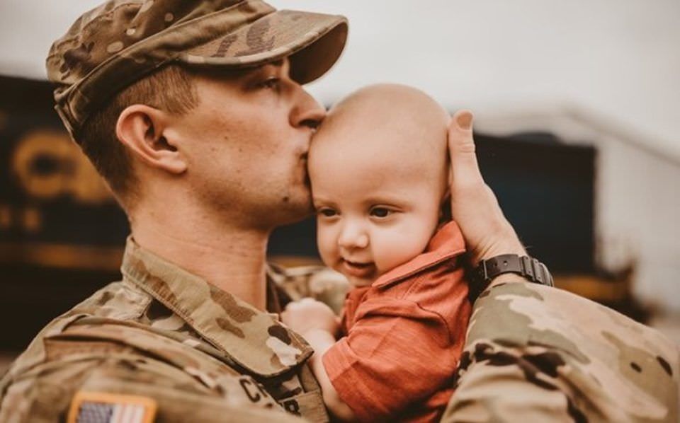Pura emoção: pai militar vê filho de seis meses pela primeira vez
