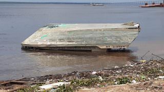Lancha da Sefaz está abandonada em área fluvial de Manaus