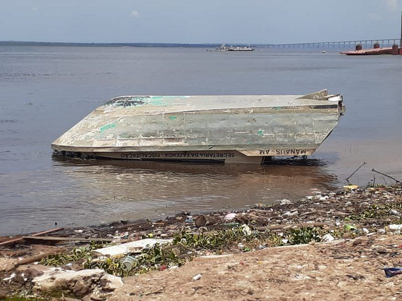 Lancha da Sefaz está abandonada em área fluvial de Manaus