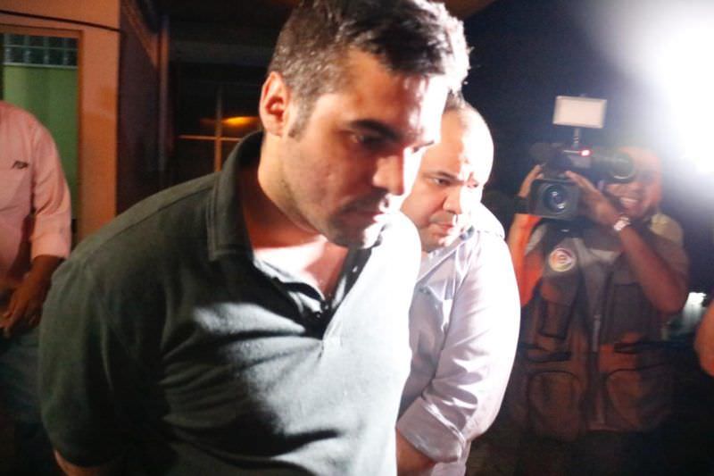Ao ser encaminhado à prisão, Alejandro nega que tenha matado Flávio Rodrigues