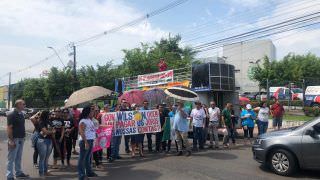Educadores fecham avenida e protestam em frente à sede do Governo