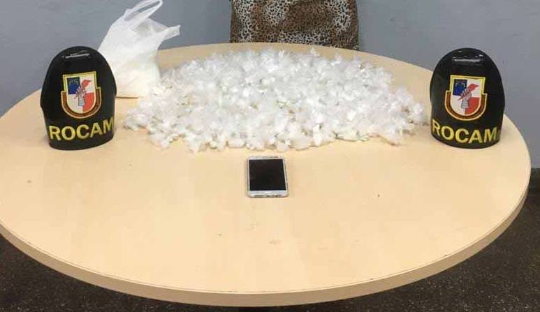 Mulher é presa suspeita de tráfico de drogas na zona Leste