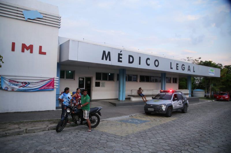 'Agora só nos resta enterrar', dizem familiares de mortos em confronto, no Crespo