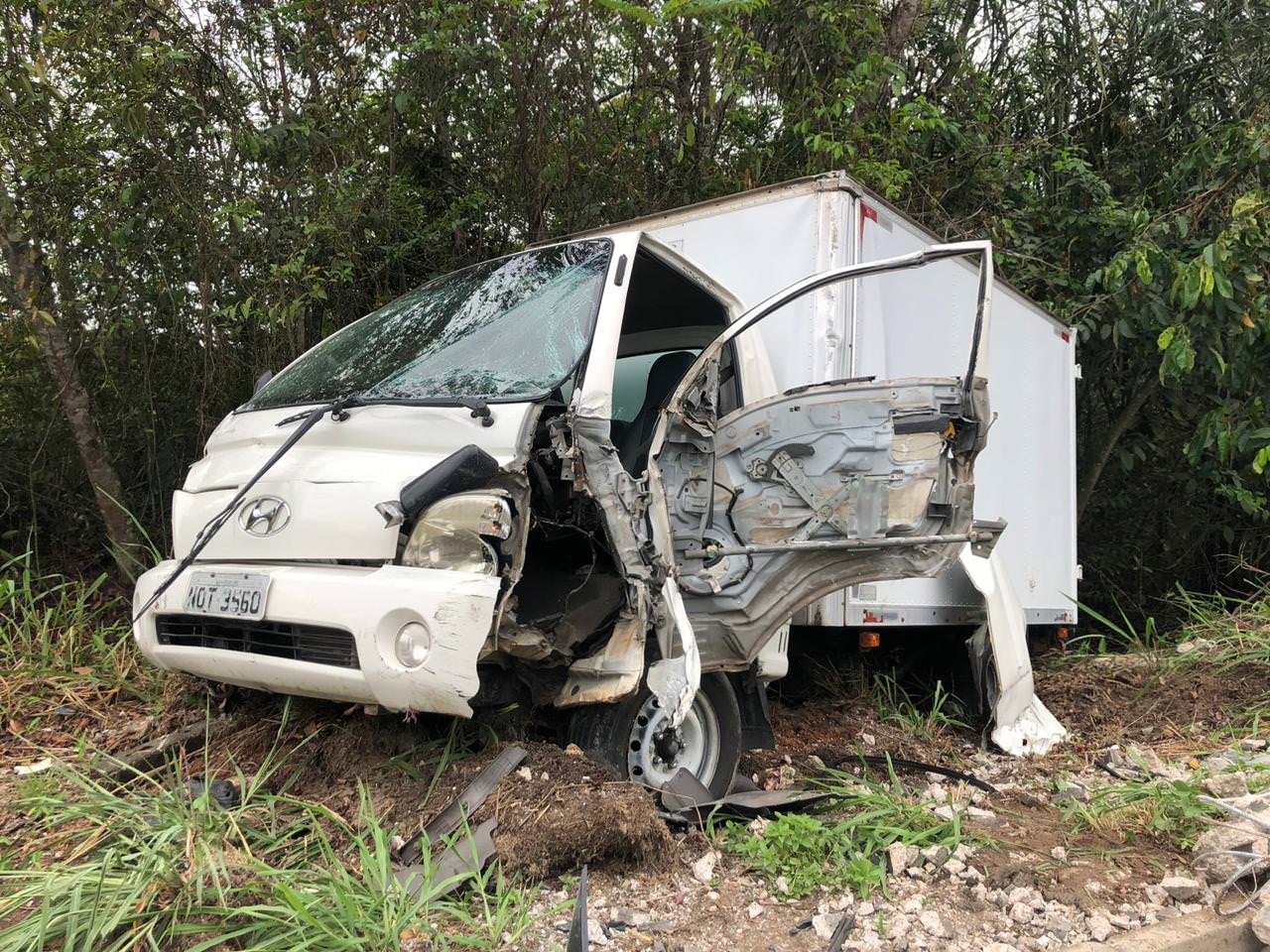 Acidente com caminhão-baú no Tarumã deixa uma vítima lesionada