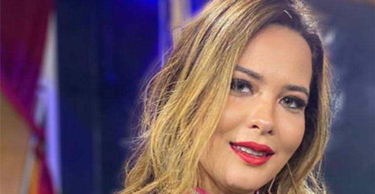 Geisy testa fetiche com cordas e é amarrada de lingerie