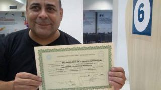 Ex-BBB Agustinho se forma em jornalismo: 'Uma conquista'
