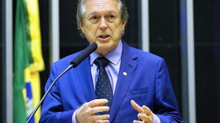 PSL amplia poder de Bivar e suspende deputados