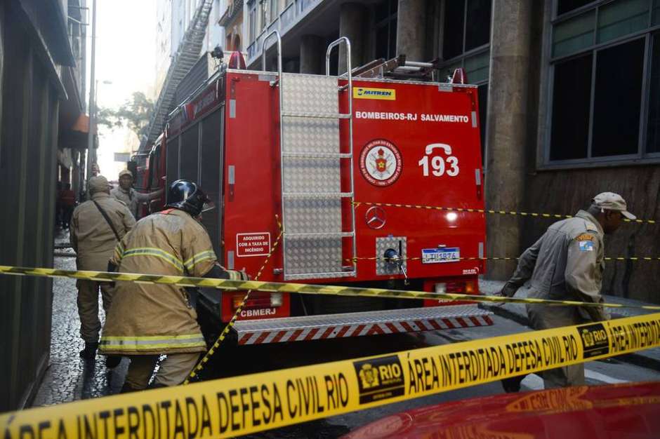 Bombeiros mortos em incêndio no Rio serão enterrados neste sábado