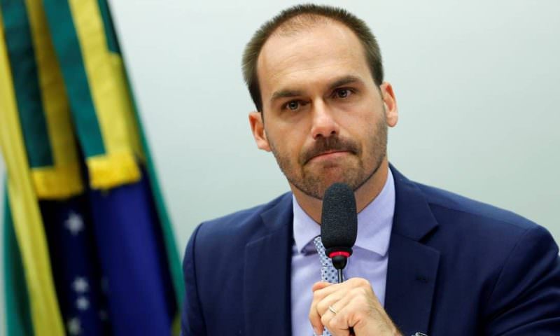 Filho de Bolsonaro é criticado por divulgar suposta carta de suicida