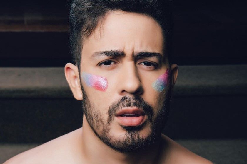 Carlinhos Maia vandaliza pintura e é detonado: “Hotel permitiu”