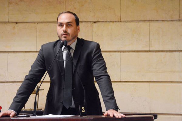 Carlos publica suposto áudio que autorizou entrada de Elcio em condomínio