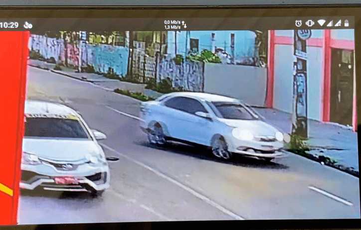 Taxista e passageira são baleados durante perseguição