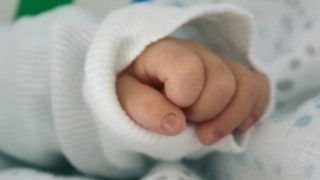 Bebê nasce sem rosto e gera escândalo de negligência médica