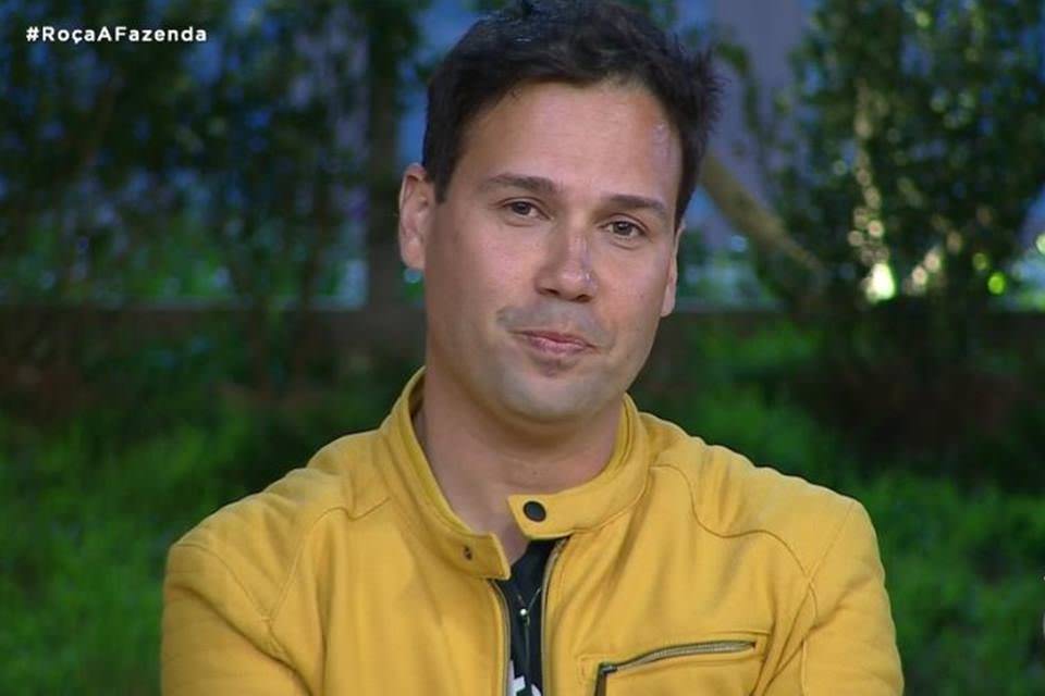 A Fazenda 11: Viny perde a paciência com galo e web pede expulsão