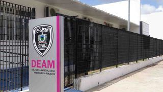 Mulher é retirada de casa e estuprada por cinco homens