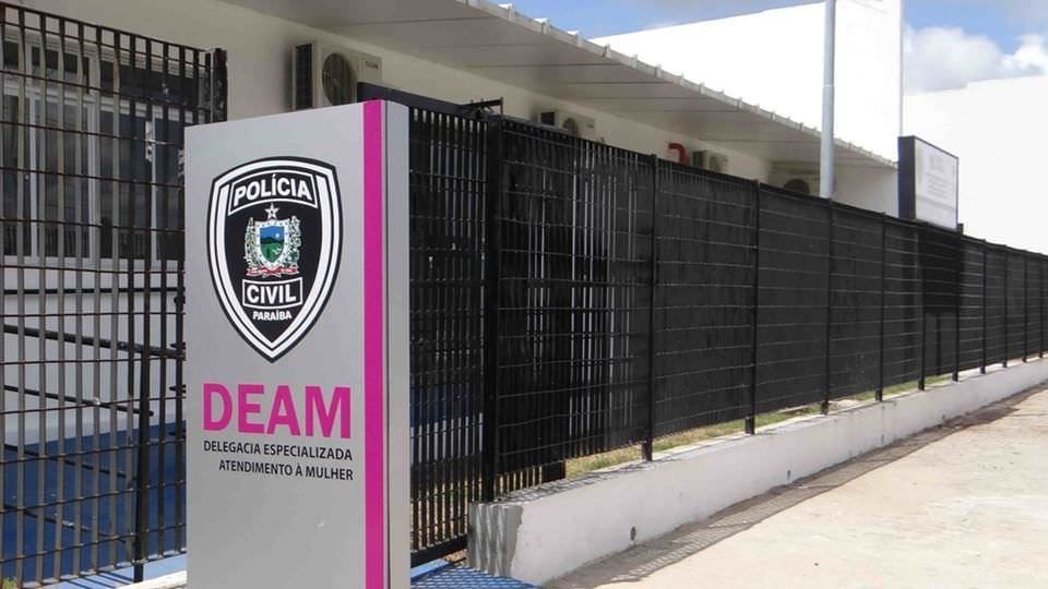 Mulher é retirada de casa e estuprada por cinco homens
