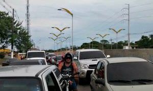 Trânsito na zona leste fica parcialmente paralisado