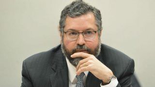 Ernesto Araújo critica eleição de Fernández: 'Forças do mal estão celebrando'
